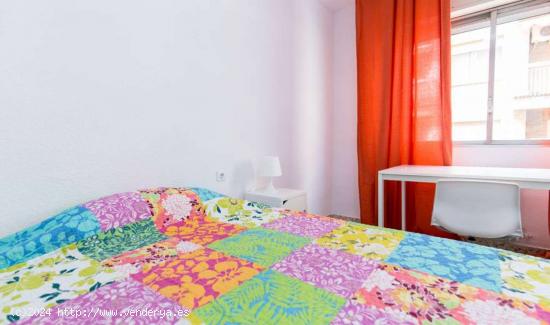 Habitación con escritorio y cama doble en alquiler en apartamento de 5 dormitorios en Ronda - GRANA