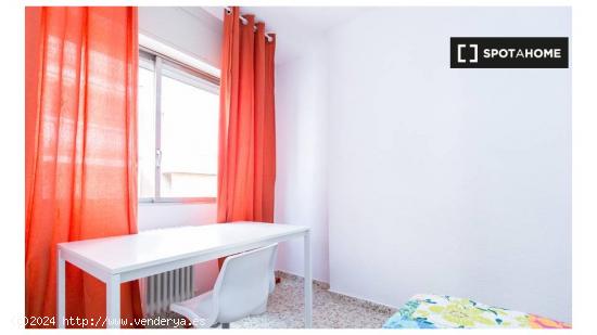 Habitación con escritorio y cama doble en alquiler en apartamento de 5 dormitorios en Ronda - GRANA