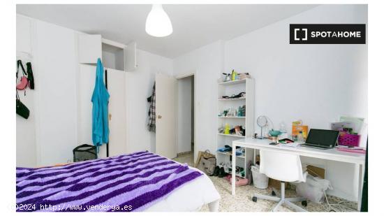 Habitación con cama doble y balcón privado en alquiler en apartamento de 5 dormitorios en Ronda - 