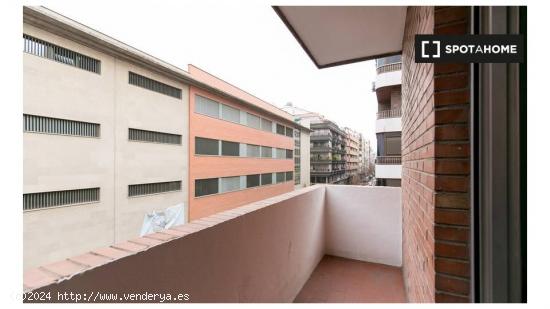 Habitación con cama doble y balcón privado en alquiler en apartamento de 5 dormitorios en Ronda - 