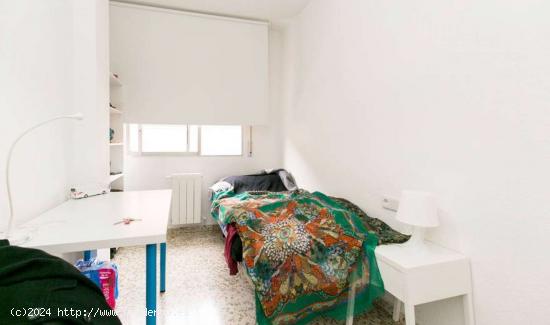 Habitación con escritorio y cama individual en alquiler en apartamento de 5 dormitorios en Ronda - 