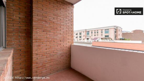 Habitación luminosa con balcón en alquiler en un apartamento de 5 dormitorios en Ronda - GRANADA