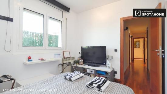 Gran habitación en apartamento de 3 dormitorios en Horta-Guinardó - BARCELONA