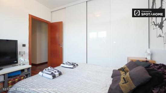 Gran habitación en apartamento de 3 dormitorios en Horta-Guinardó - BARCELONA