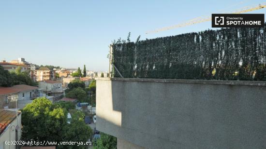 Gran habitación en apartamento de 3 dormitorios en Horta-Guinardó - BARCELONA