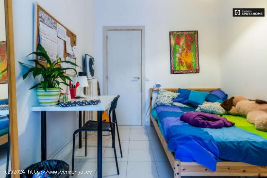  Se alquila habitación en piso de 12 habitaciones, Poblenou - Mujeres - BARCELONA 