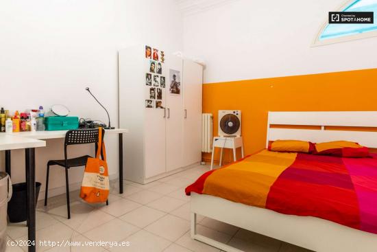 Elegante habitación en apartamento de 12 habitaciones en Poblenou - Mujeres - BARCELONA