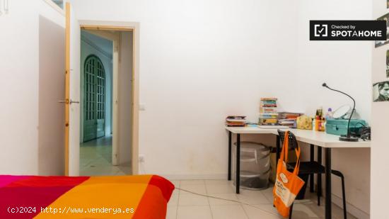 Elegante habitación en apartamento de 12 habitaciones en Poblenou - Mujeres - BARCELONA