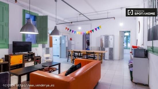 Elegante habitación en apartamento de 12 habitaciones en Poblenou - Mujeres - BARCELONA