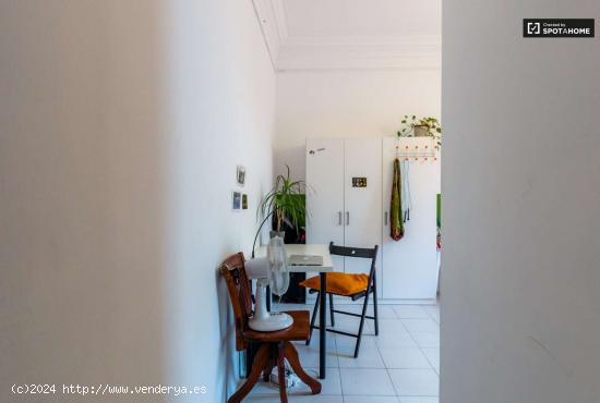  Habitación soleada en piso de 12 habitaciones en Poblenou - Mujeres - BARCELONA 