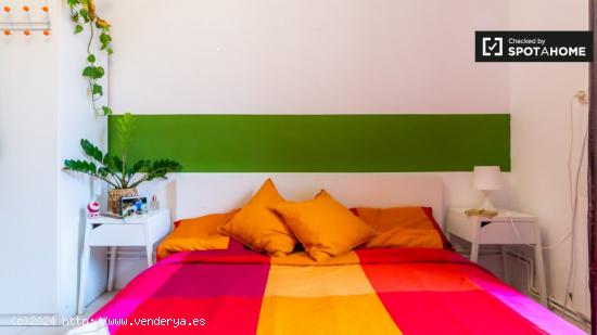 Habitación soleada en piso de 12 habitaciones en Poblenou - Mujeres - BARCELONA