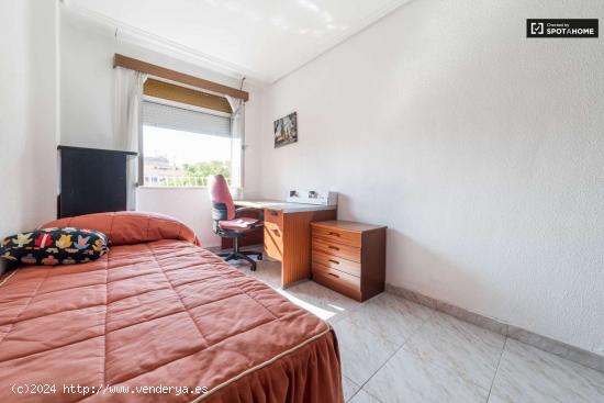 Habitación para alquilar en espacioso apartamento de 4 dormitorios en la hermosa Camins al Grau - V