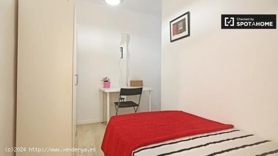 Habitación grande en apartamento de 7 dormitorios en Puerta del Ángel - MADRID