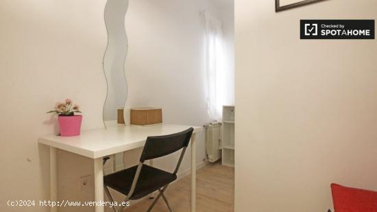 Habitación grande en apartamento de 7 dormitorios en Puerta del Ángel - MADRID