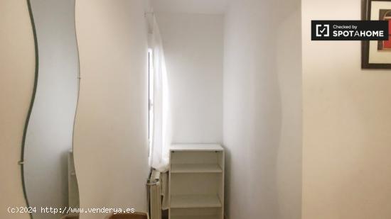 Habitación grande en apartamento de 7 dormitorios en Puerta del Ángel - MADRID