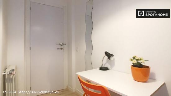 Habitación amueblada en apartamento de 7 dormitorios en Puerta del Ángel - MADRID