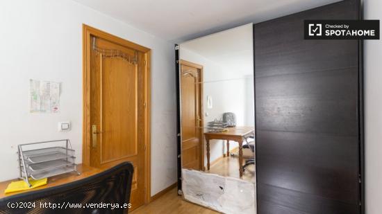 Habitación luminosa en apartamento de 2 dormitorios en Príncipe Pío - MADRID