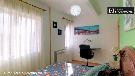 Habitación para alquilar en gran apartamento de 4 dormitorios con dos balcones en Alcalá de Henare