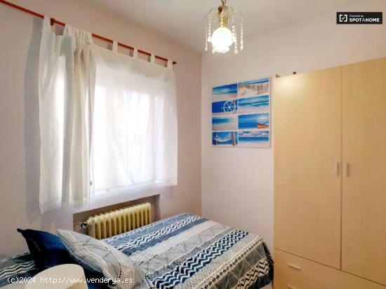 Habitación para alquilar en un apartamento de 4 dormitorios en Alcalá de Henares, a las afueras de