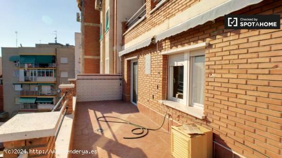 Habitación para alquilar en un apartamento de 4 dormitorios en Alcalá de Henares, a las afueras de