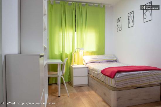 Habitación luminosa en alquiler, apartamento de 5 dormitorios, Carabanchel - MADRID