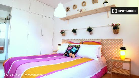 Elegante habitación en alquiler en un apartamento de 4 dormitorios en Aluche, Madrid - MADRID