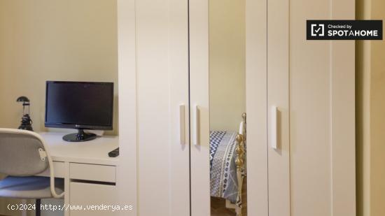 Acogedora habitación en un apartamento de 4 dormitorios en Moratalaz - MADRID