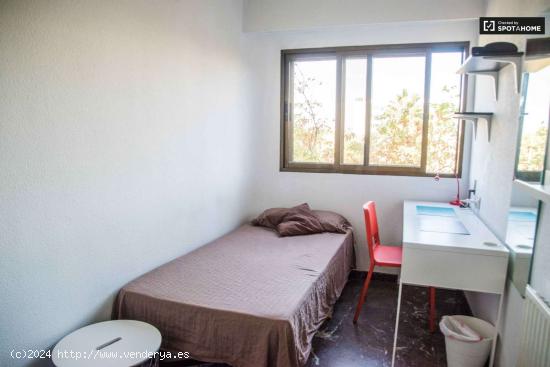 Habitación soleada para alquilar en un apartamento de 6 dormitorios en Algirós, Valencia - VALENCI