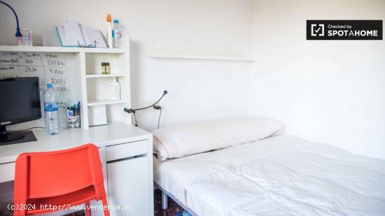 Habitación luminosa para alquilar en un apartamento de 6 dormitorios en Algirós, Valencia - VALENC