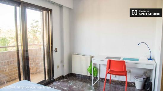 Habitación luminosa para alquilar en un apartamento de 6 dormitorios en Algirós, Valencia - VALENC