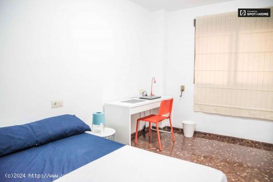  Se alquila habitación en apartamento de 6 dormitorios en Algirós, Valencia - VALENCIA 