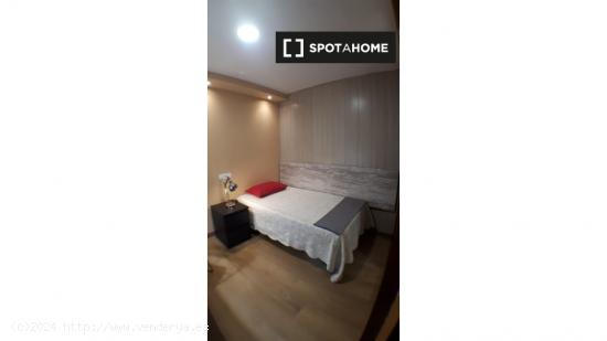 Habitación bien amueblada en alquiler en un apartamento de 4 dormitorios en Carabanchel - MADRID