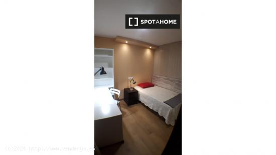 Habitación bien amueblada en alquiler en un apartamento de 4 dormitorios en Carabanchel - MADRID