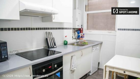 Amplia habitación en alquiler en un apartamento de 4 dormitorios en L'Eixample - VALENCIA