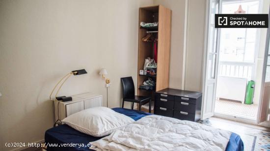 Se alquila habitación ordenada en un apartamento de 4 dormitorios en L'Eixample - VALENCIA