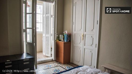 Se alquila habitación ordenada en un apartamento de 4 dormitorios en L'Eixample - VALENCIA