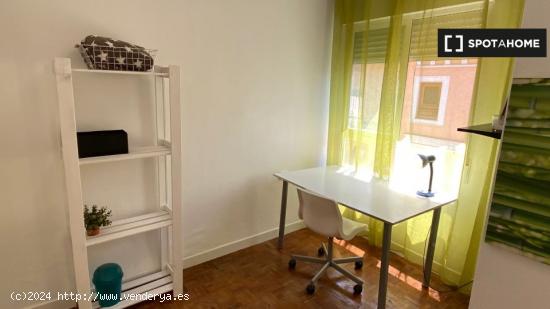 Cómoda habitación con balcón en alquiler en apartamento de 3 dormitorios, Ciutat Vella - VALENCIA