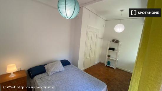 Cómoda habitación con balcón en alquiler en apartamento de 3 dormitorios, Ciutat Vella - VALENCIA