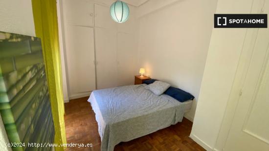 Cómoda habitación con balcón en alquiler en apartamento de 3 dormitorios, Ciutat Vella - VALENCIA