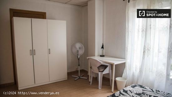 Amplia habitación en un apartamento de 7 habitaciones en Extramurs - VALENCIA