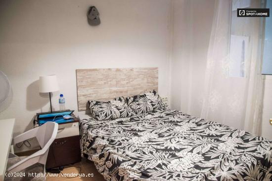 Amplia habitación en un apartamento de 7 habitaciones en Extramurs - VALENCIA