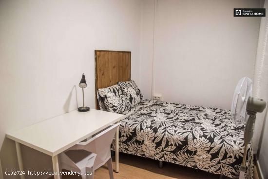 Habitación amueblada en un apartamento de 7 dormitorios en Extramurs - VALENCIA