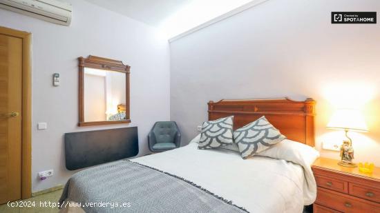 Amplia habitación en alquiler en apartamento de 4 dormitorios en Gracia, Barcelona - BARCELONA