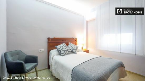 Amplia habitación en alquiler en apartamento de 4 dormitorios en Gracia, Barcelona - BARCELONA