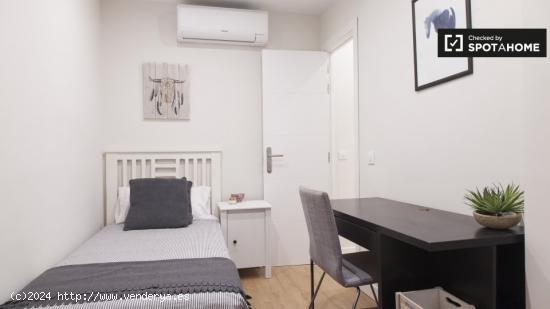 Acogedora habitación en apartamento de 3 dormitorios en Chamartín. - MADRID