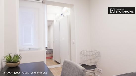 Acogedora habitación en apartamento de 3 dormitorios en Chamartín. - MADRID