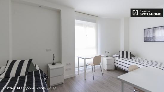 Amplia habitación en un apartamento de 4 dormitorios en Tetuán - MADRID