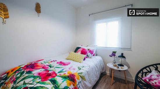 Se alquila habitación en moderno chalet adosado de 3 dormitorios en Carabanchel - MADRID