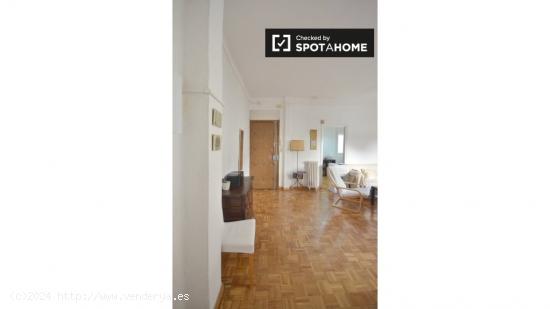 Soleado apartamento de 2 habitaciones en alquiler en atocha. - MADRID