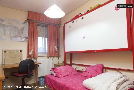 Habitación alegre en alquiler en apartamento de 3 dormitorios en Aluche - MADRID